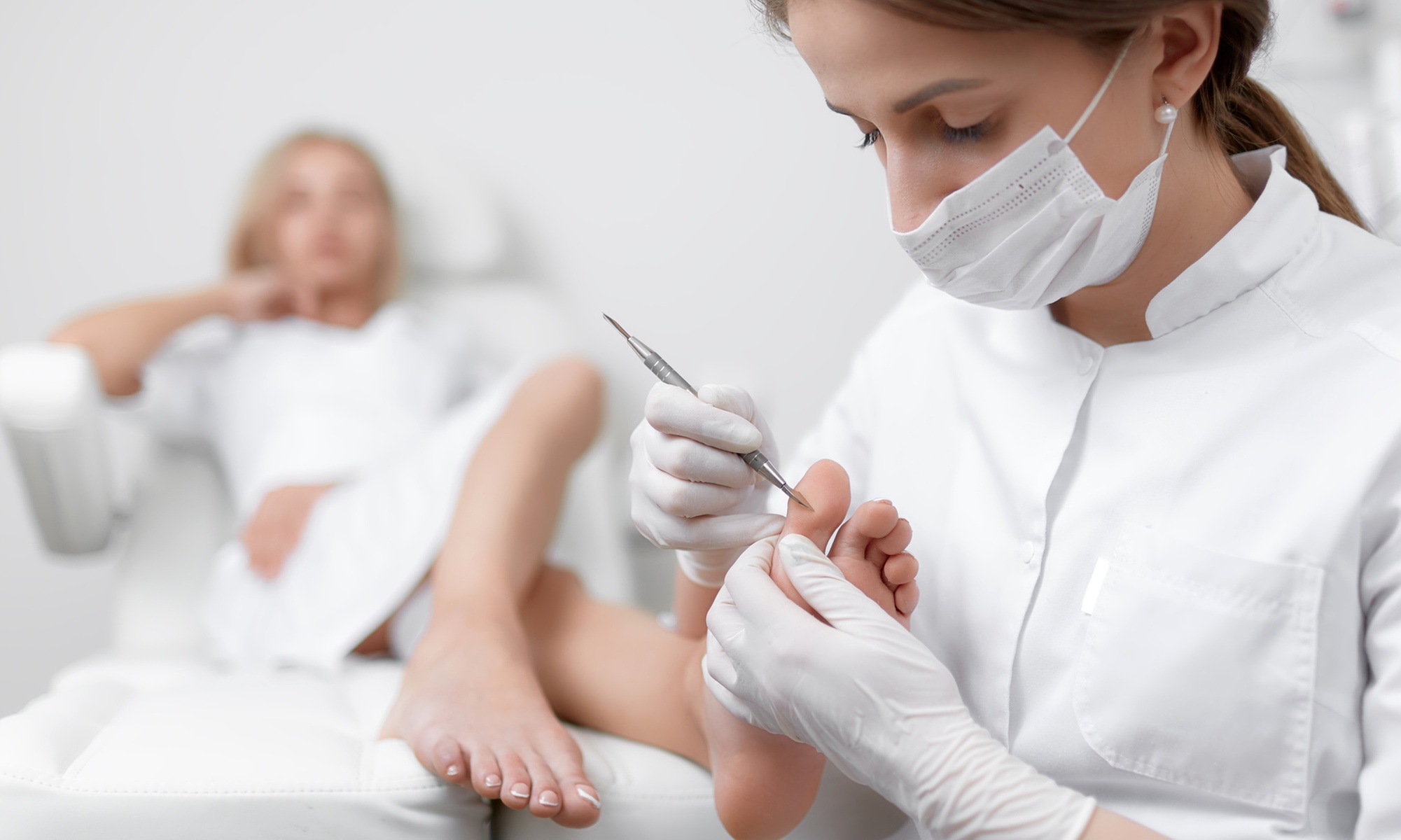 Mani- und / oder Pediküre, Gesichtsmassage oder als Kombi-Behandlung