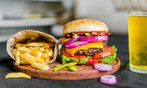 Burger-Menü mit Burger nach Wahl inkl. Getränk, Pommes frites und Dips