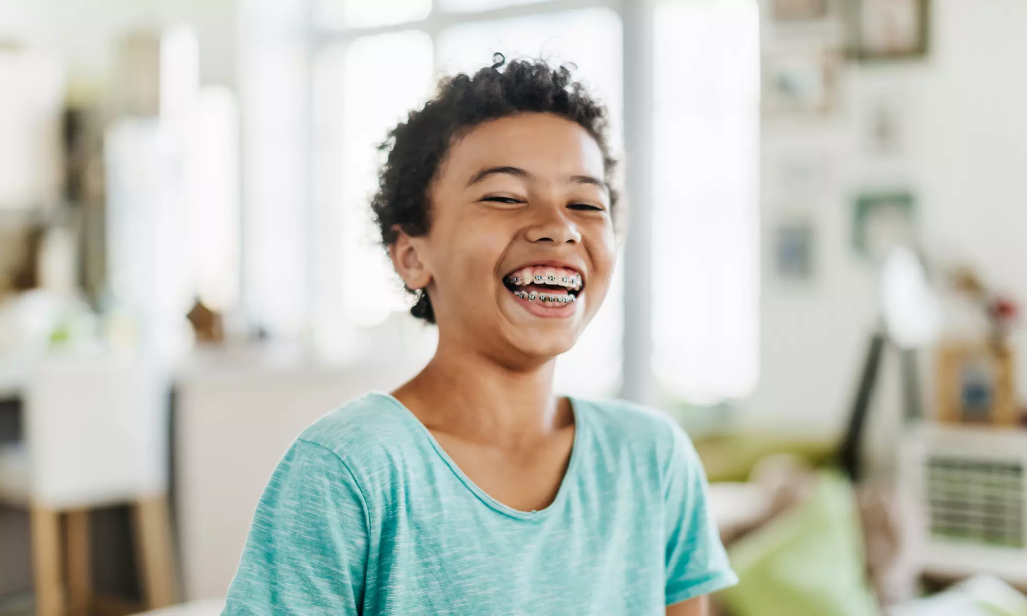 Aparat ortodontyczny metalowy lub porcelanowy dla pięknego uśmiechu