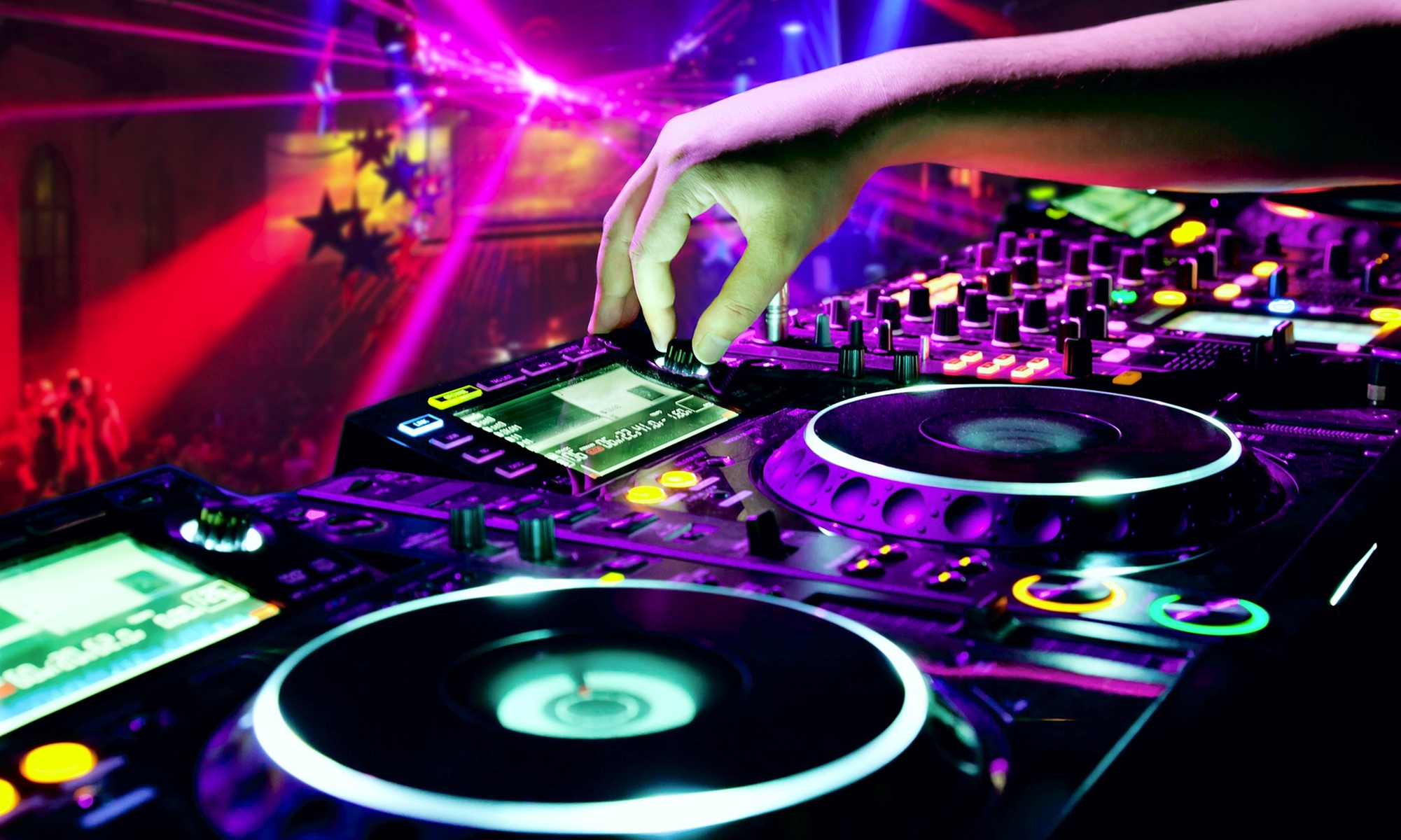 Unleash Your DJ Skills with Hands-On Classes