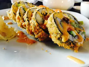 Różnorodne rolki i chrupiące zestawy sushi z łososiem, w tempurze i więcej w Kinoko Sushi (do -20%)