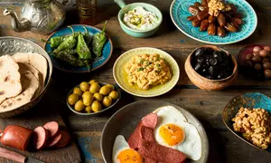 Türkisches Deluxe-Frühstück: herzhafte, süße Klassiker & Nachtischbecher für 2 oder 4 Personen (bis 34% sparen)