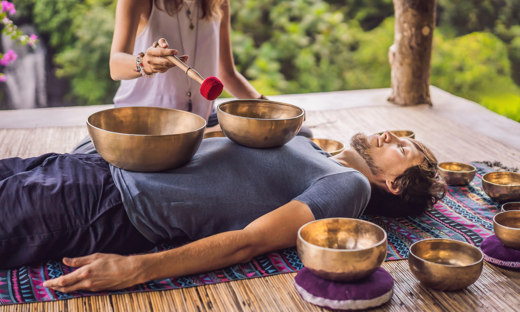 Offre de relaxation : bols chantants et modelage des pieds