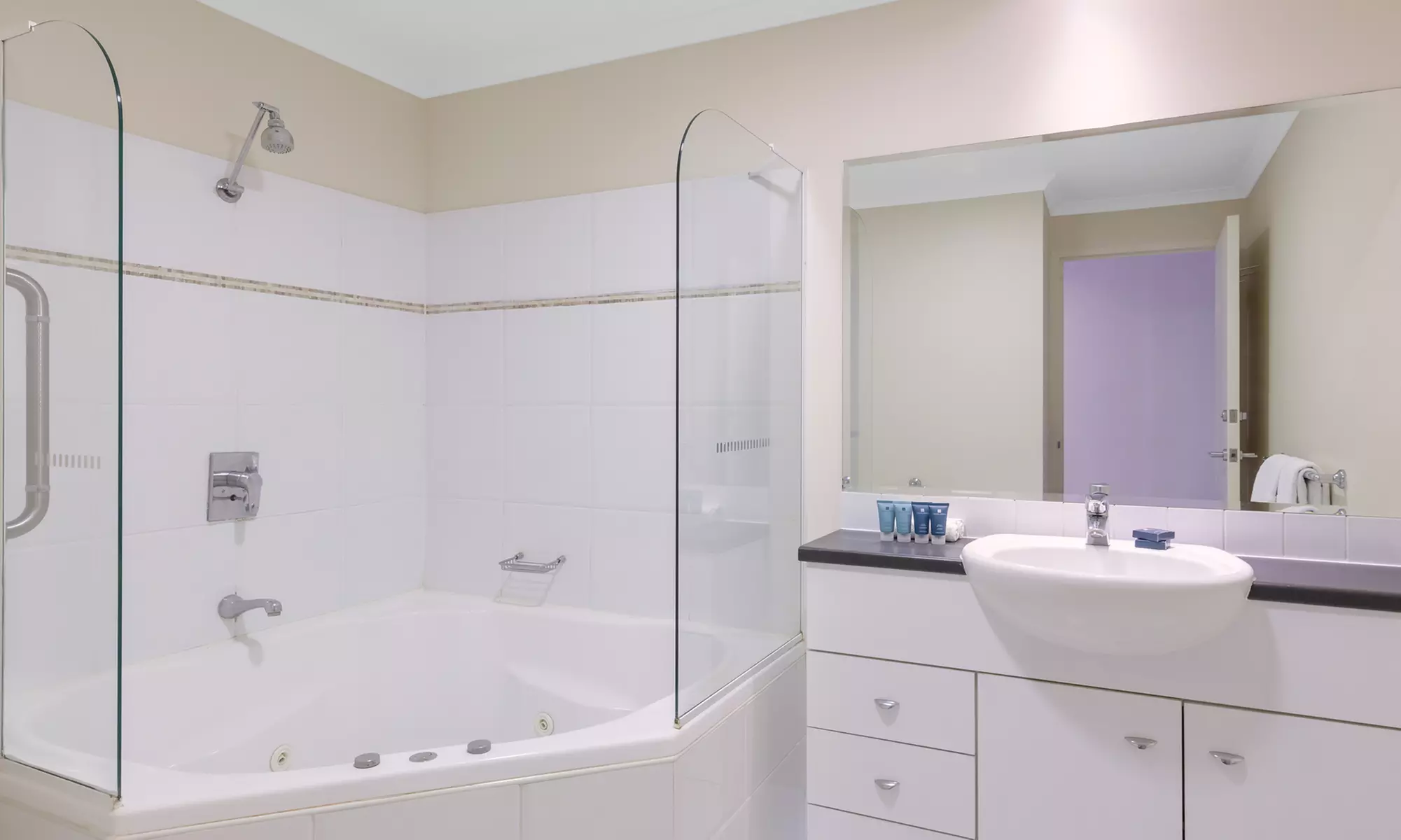 4* Shoal Bay: 2 or 3 Nights Bedroom Deluxe Stay with Shuttle Bus
