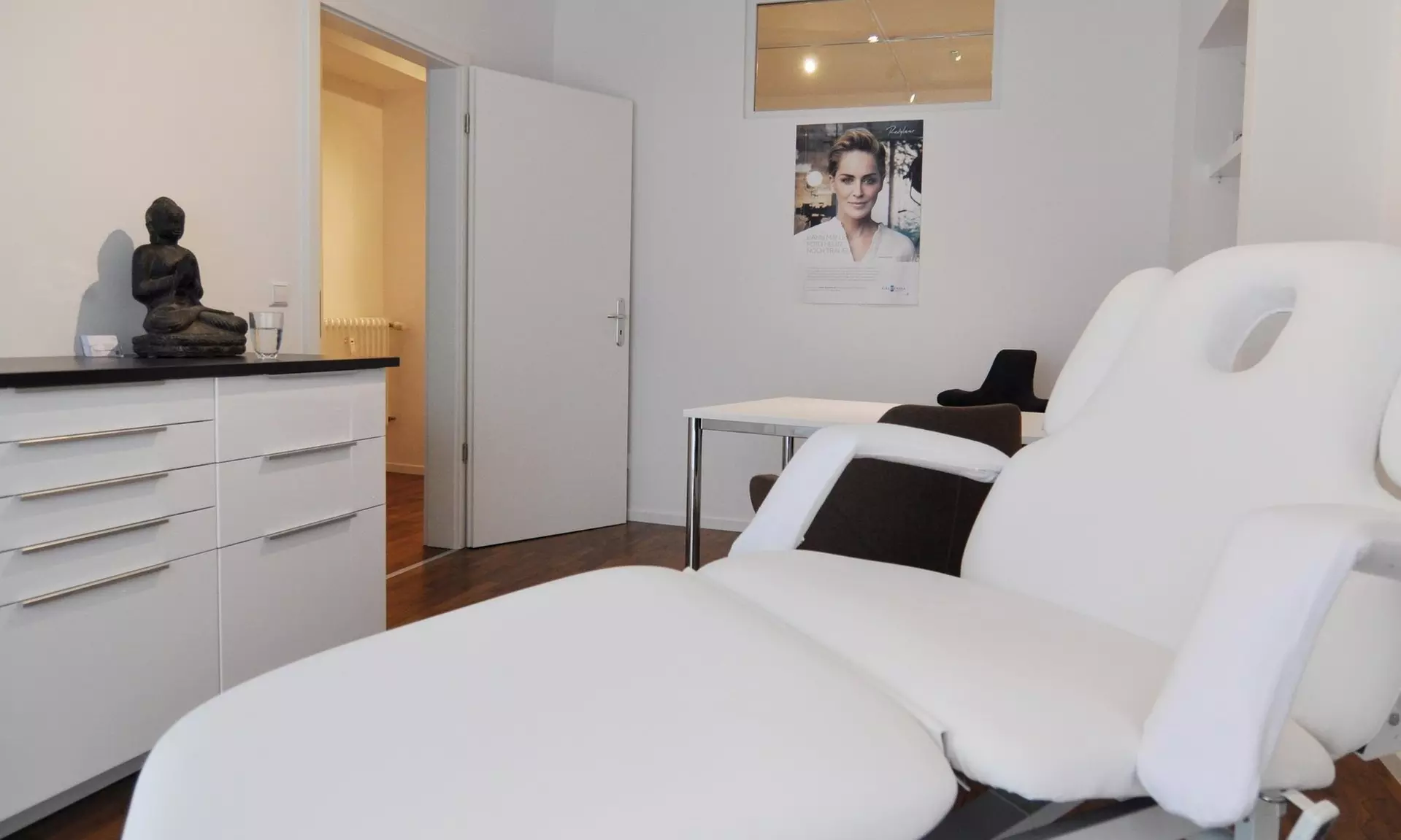 1 - 2 Kryolipolyse-Behandlungen an 1 - 2 Zonen opt. mit Lymphdrainage