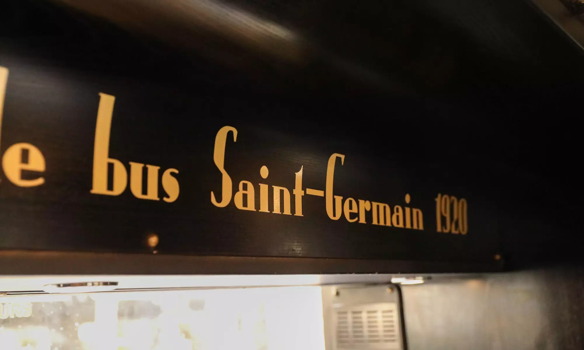 Déjeuner ou dîner à bord du bus toqué Champs-Élysées ou St-Germain