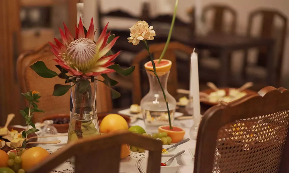 Brunch con platos salados, bowls de yogur, bebidas calientes y zumos