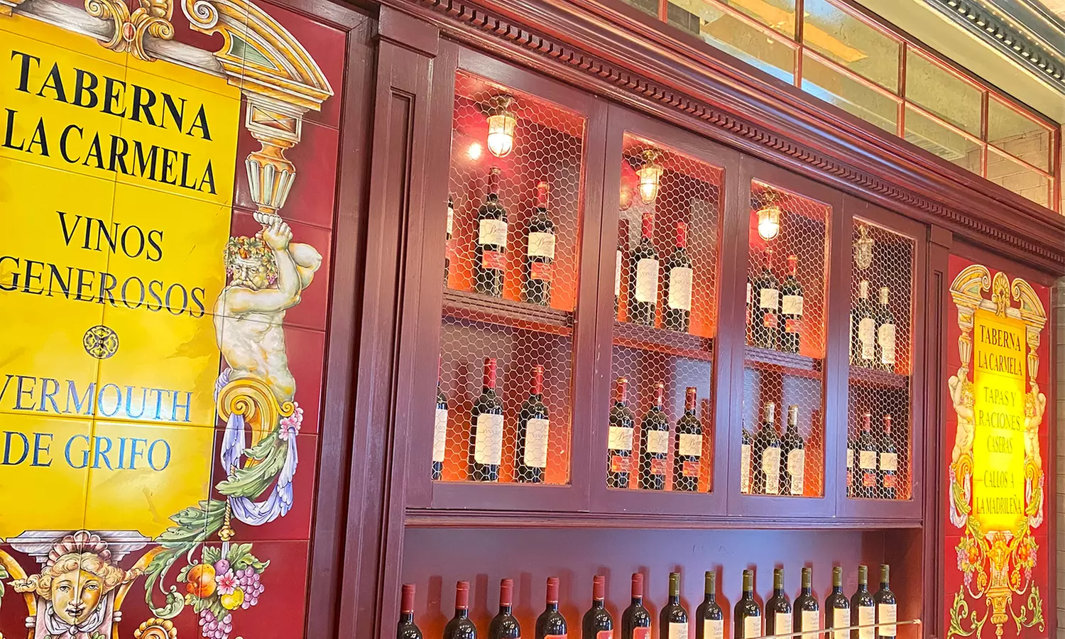 Sabores que cuentan historias: menú mediterráneo con botella de vino