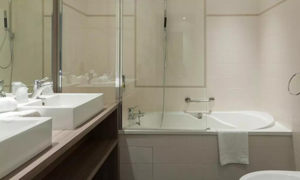 Savoyen: Superior-DZ mit Frühstück, opt. Spa, Fitness & Dinner