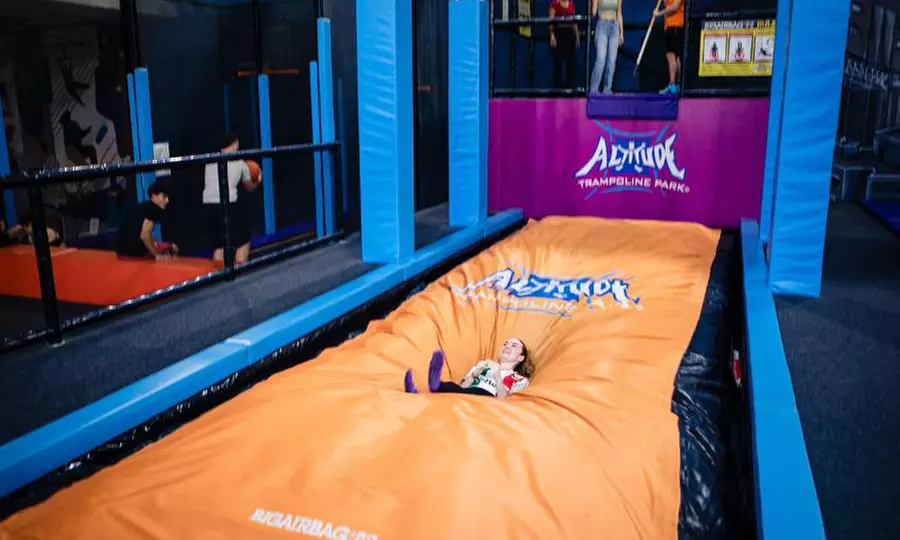 1 hora de acceso a Altitude Trampoline Park