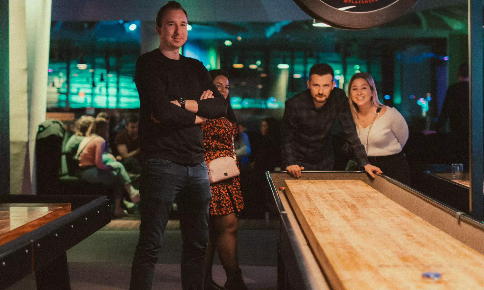 Zanurz się w świat zabawy i rywalizacji! Godzina gry w Shuffleboard