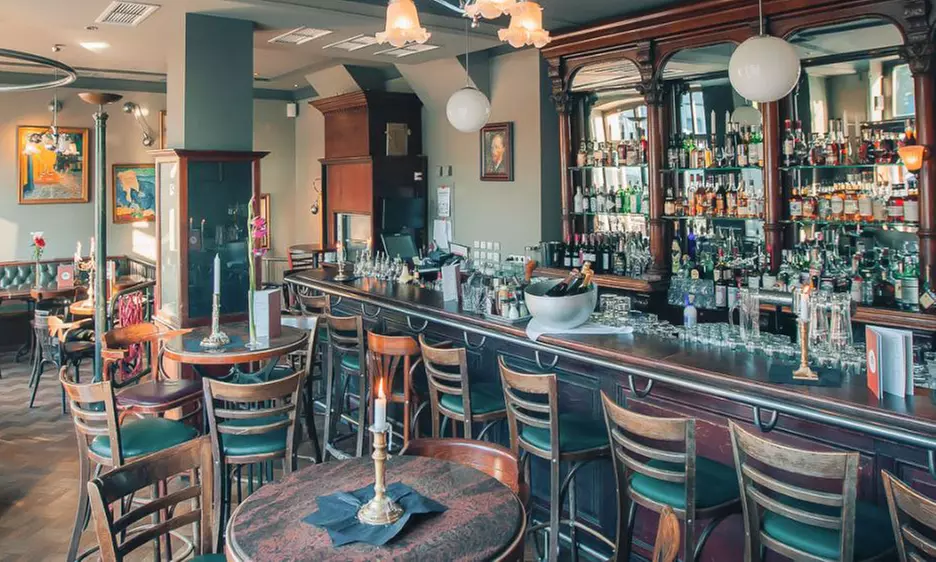 Ein Abend zu Zweit mit Live-Piano, Champagner, Currywurst & Pommes