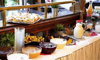 Weekendbrunch mit Saft/Prosecco