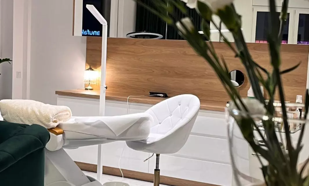 Do 80% zniżki na Zabieg na twarz - peeling w SKINTEC Laser