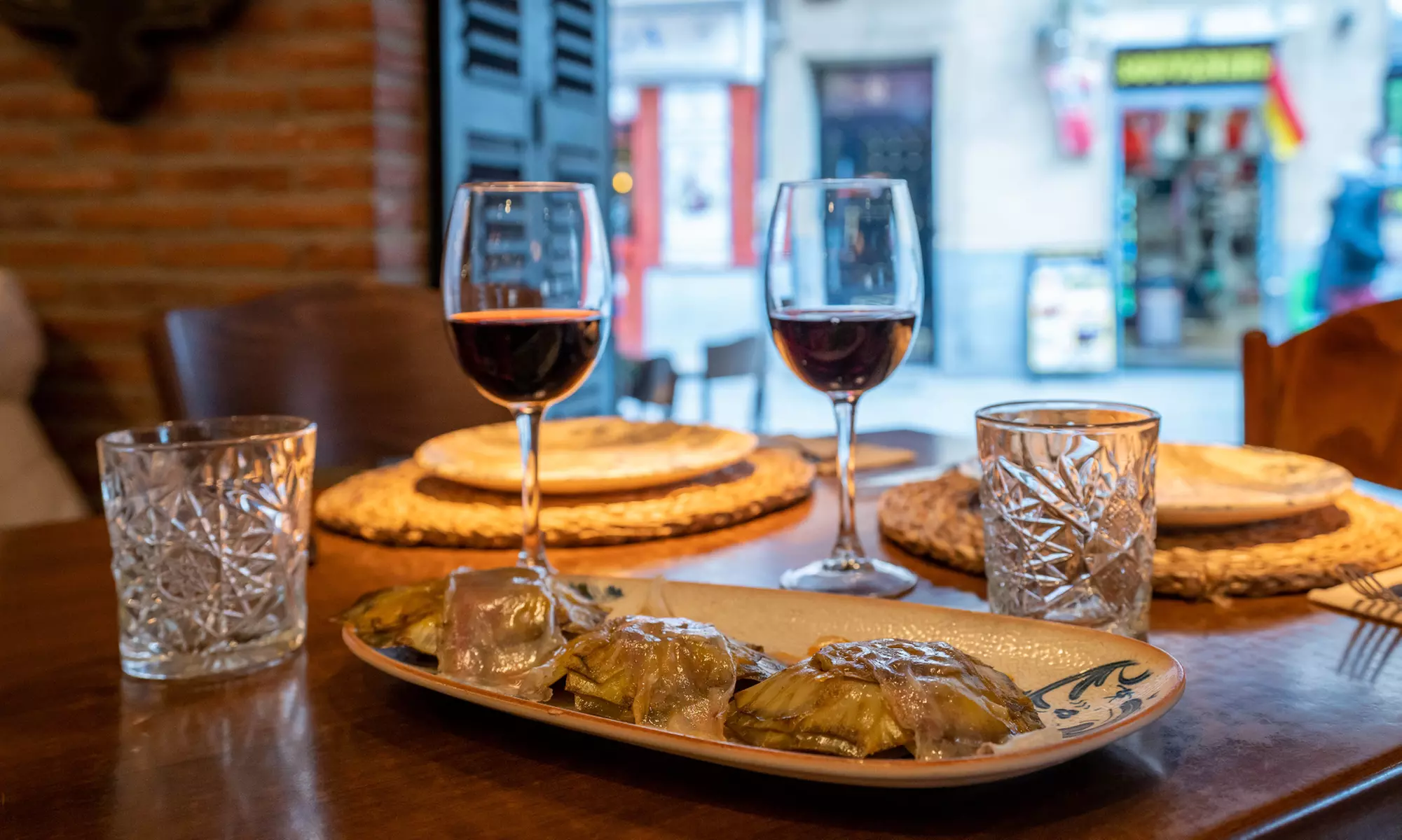 Sabores que cuentan historias: menú mediterráneo con botella de vino