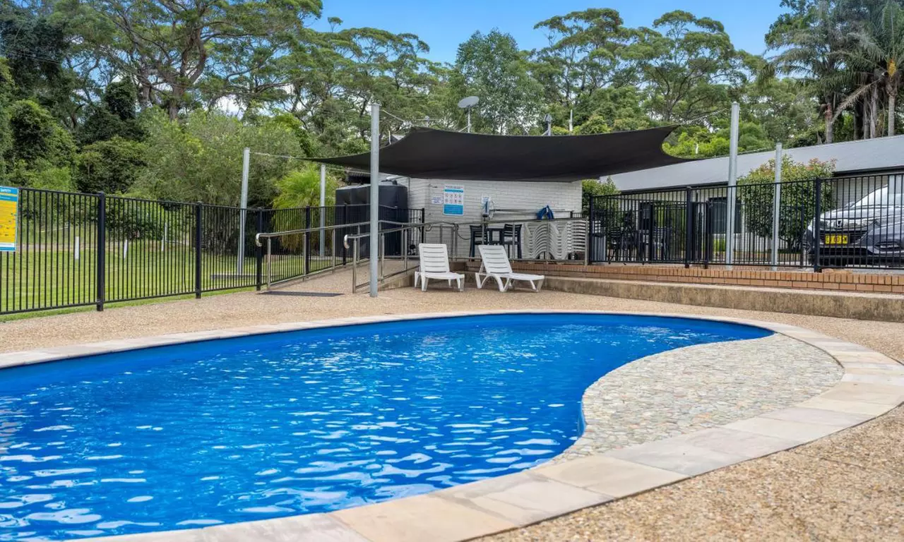 South Coast: 4* Two-Bedroom Apartment Stay with Bottle of Wine