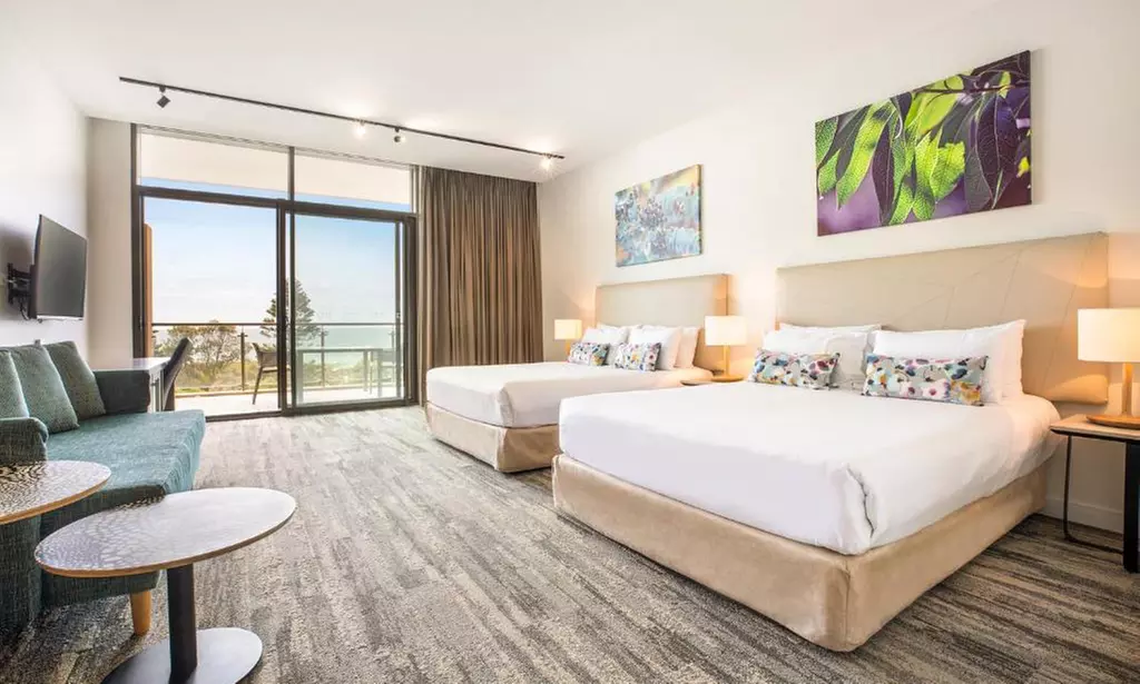 Narrabeen Beach: Studio Suite with Breakfast and Welcome Drinks