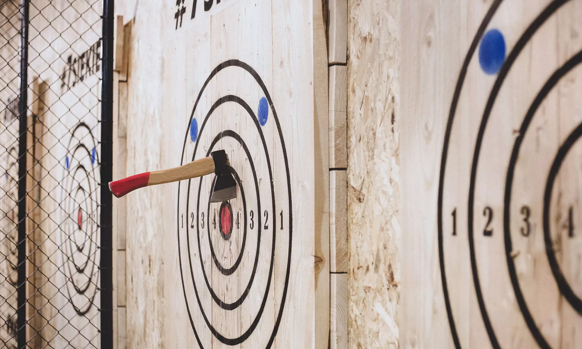 Rzucanie siekierami dla dwojga: zabawa od niedzieli do środy