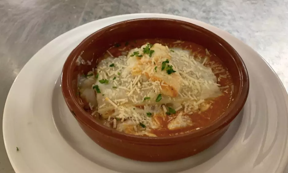 Sabores que cuentan historias: menú mediterráneo con botella de vino