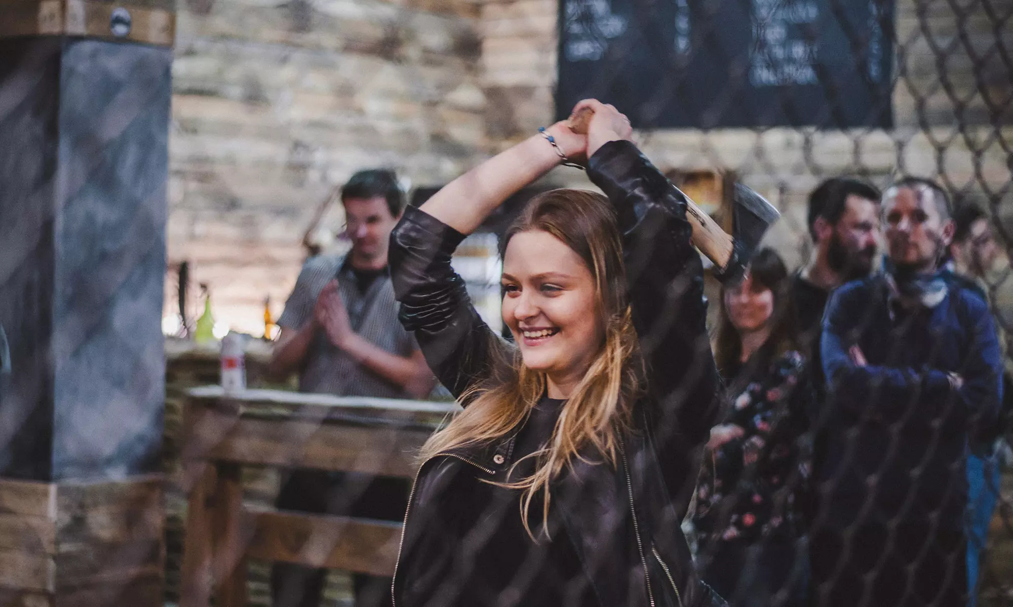 Rzucanie siekierami dla dwojga: zabawa od niedzieli do środy