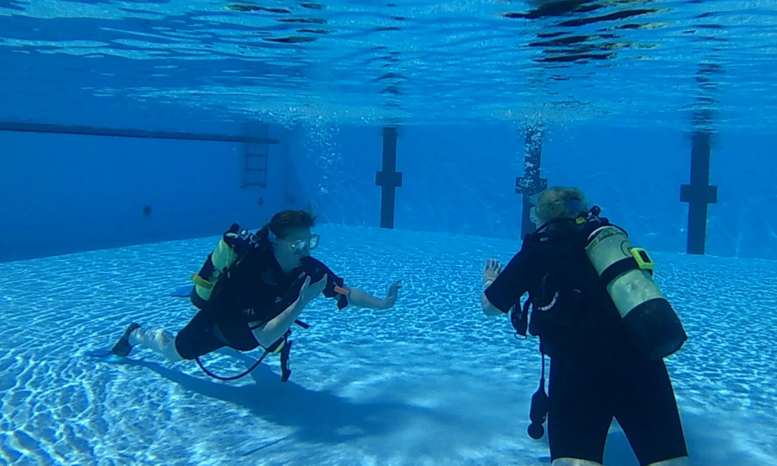 Intro- of opfrisduik met PADI Elite-instructeurs bij Divearound