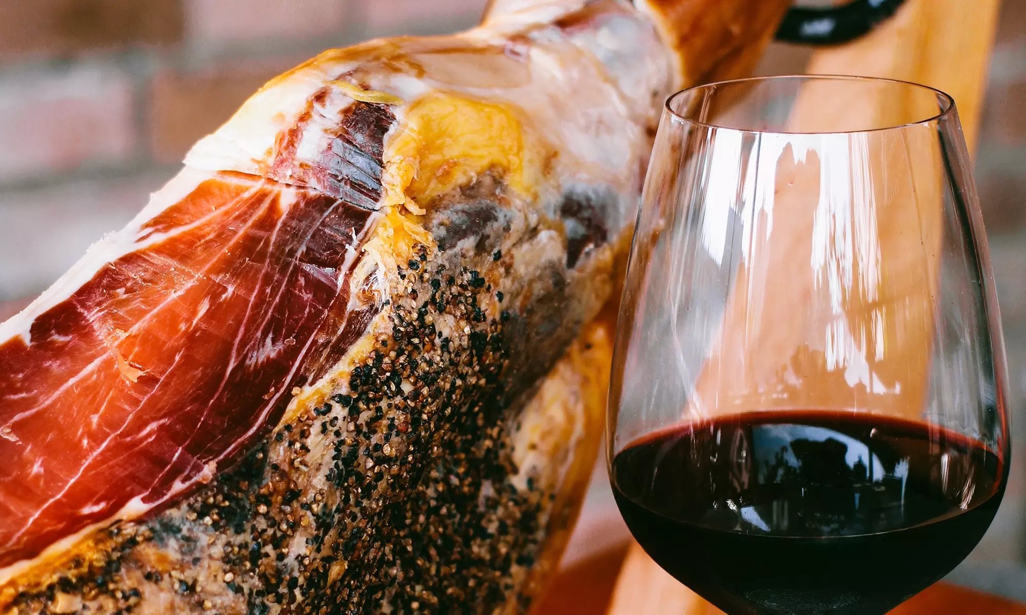 Copas de vino y tabla mixta de ibéricos en Preciados 38