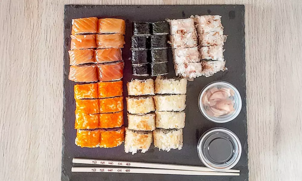 Menú de sushi para 2 o 4 personas con entrantes, mochis y bebidas