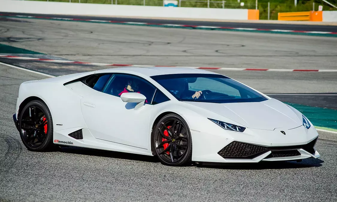 Conducción de Ferrari o Lamborghini en ruta de 7 u 11 km por carretera