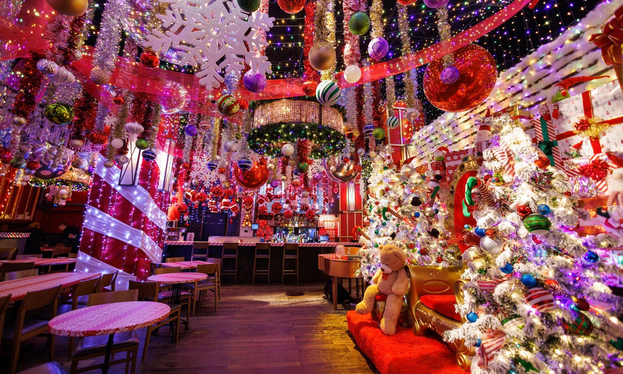 Immerse Yourself in the Ultimate Christmas Holiday Experience at Frostys Christmas Bar Austin
