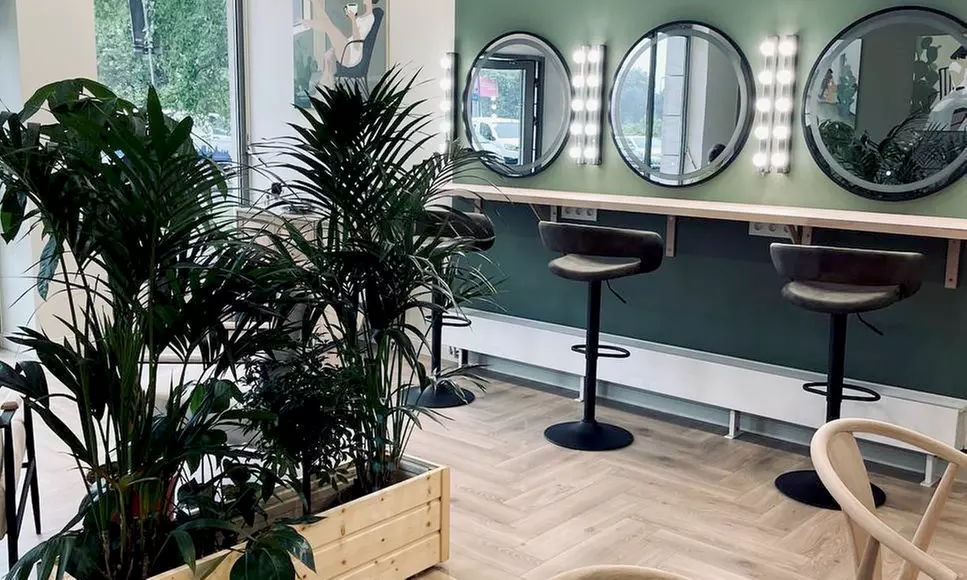 Pielęgnacja włosów każdej długości ze strzyżeniem i opcjonalnym modelowaniem w salonie SIMPLE (do -60%)