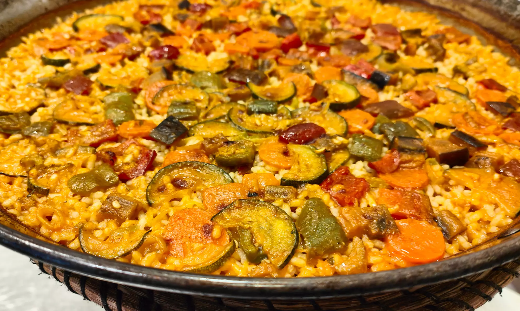 Delicioso menú de arroz de marisco o verdura con 3 entrantes