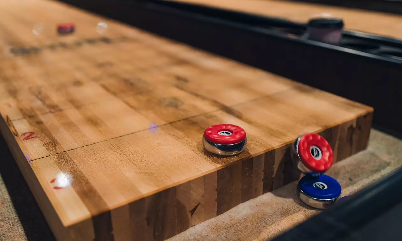 Zanurz się w świat zabawy i rywalizacji! Godzina gry w Shuffleboard