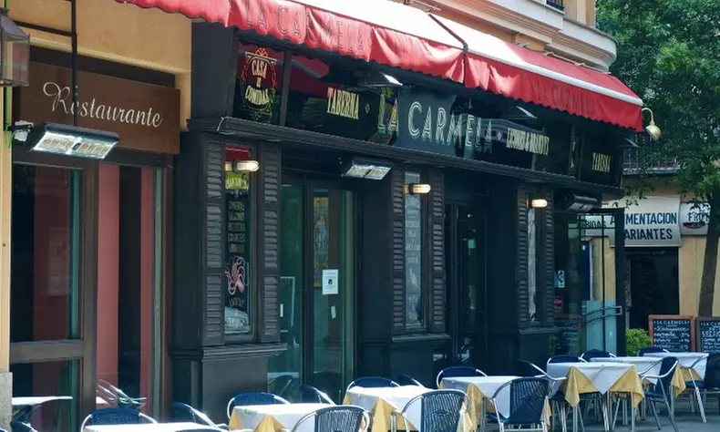 Sabores que cuentan historias: menú mediterráneo con botella de vino