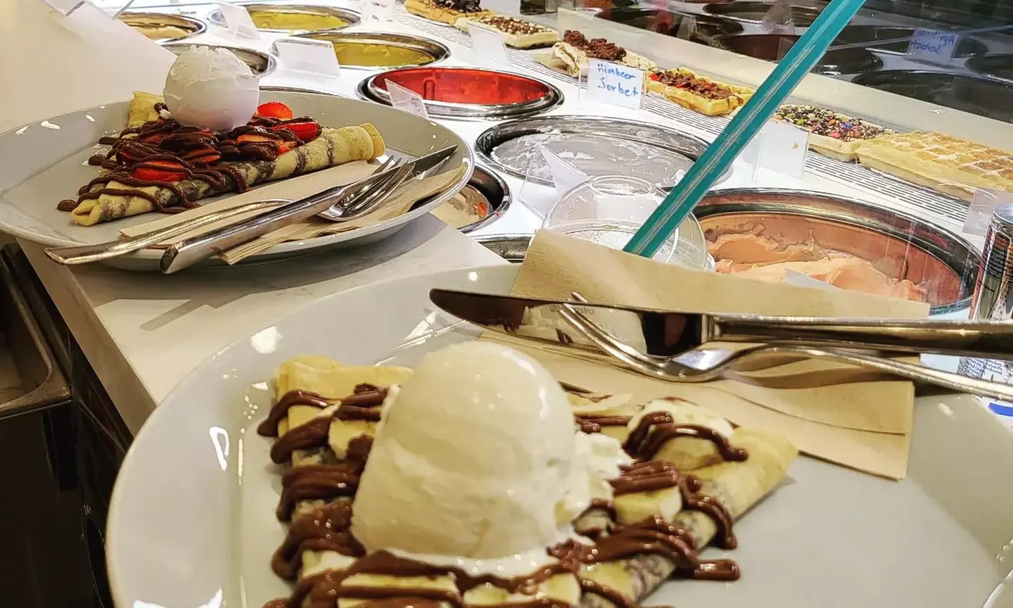 Eis-Becher, Crêpes oder Waffel nach Wahl