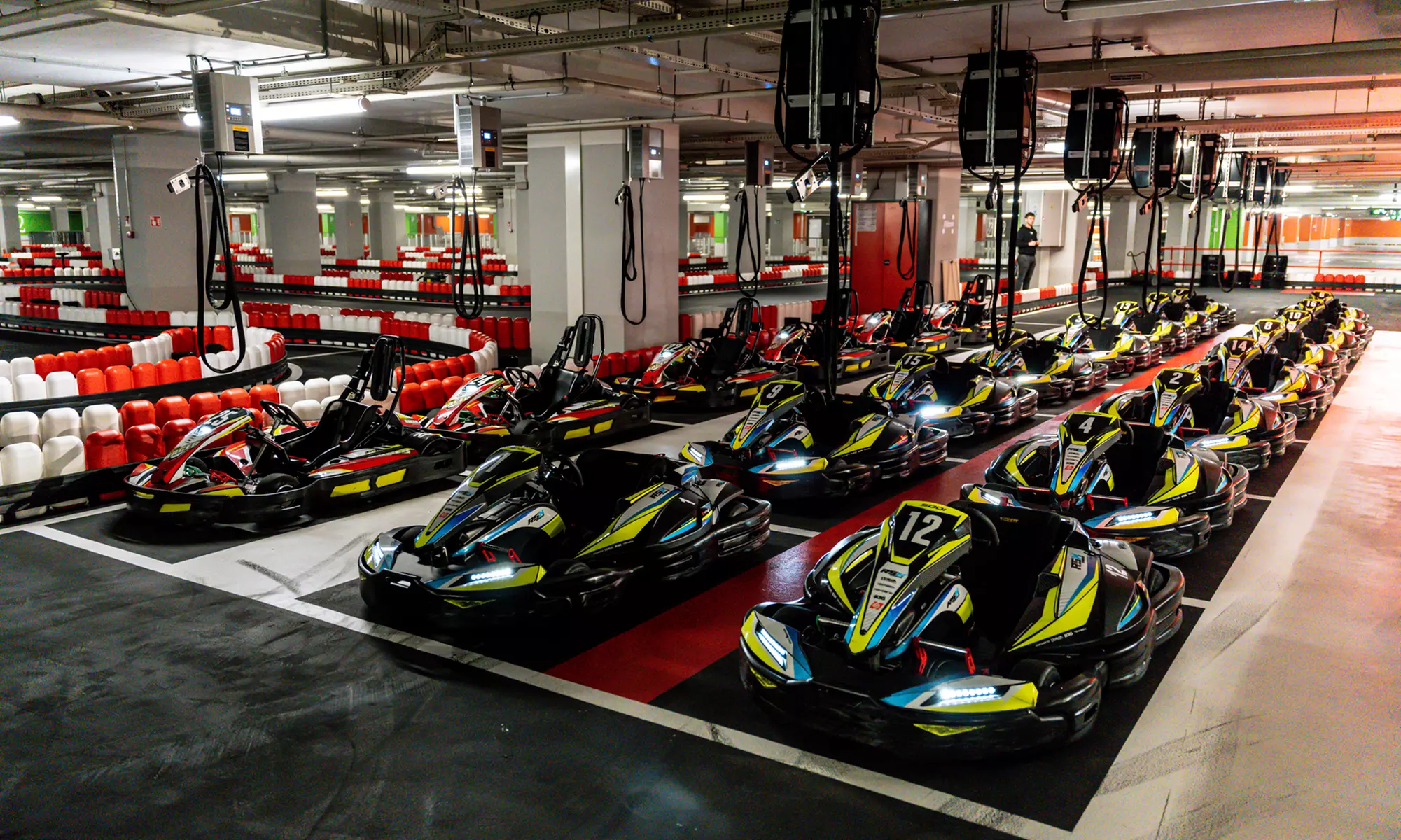 Poczuj adrenalinę na torze kartingowym: przejazdy gokartami