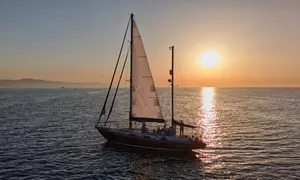 Navega en velero por las costas de Barcelona, disfruta de salidas diarias con La Ketch Company