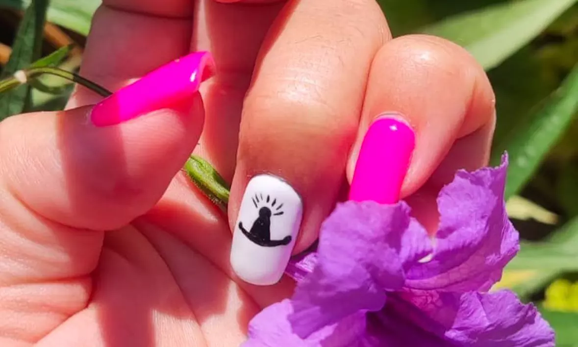 Manicura y/o pedicura con esmaltado de gel semipermanente