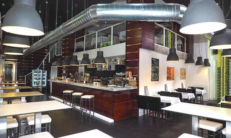 Delicioso menú de arroz de marisco o verdura con 3 entrantes