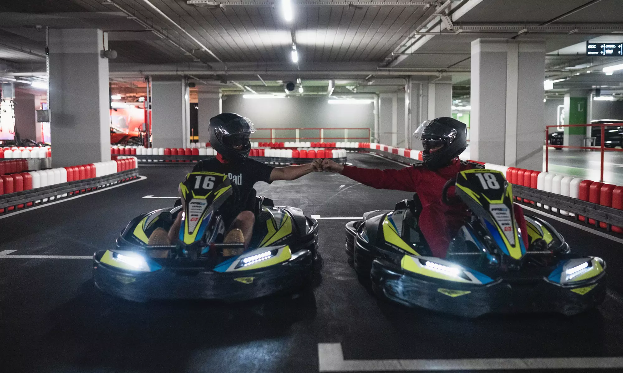 Poczuj adrenalinę na torze kartingowym: przejazdy gokartami