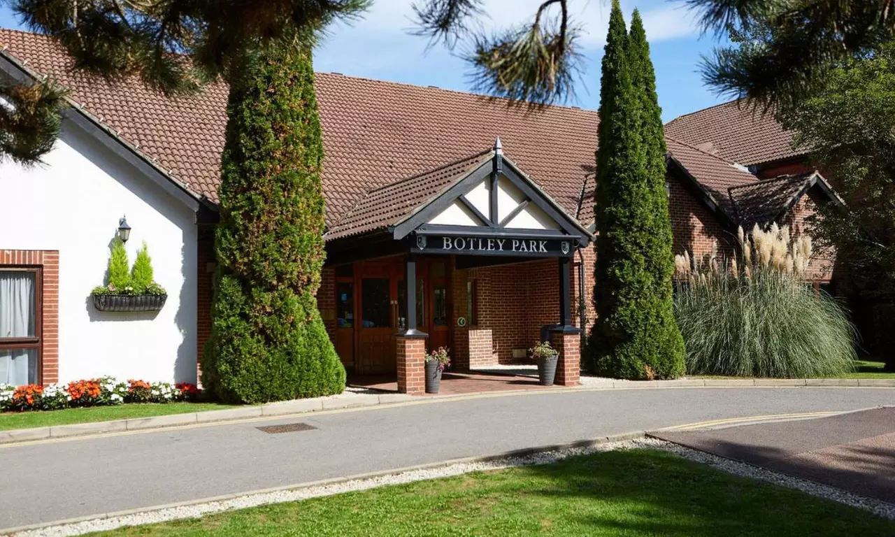 Hampshire: Spa Stay for 2 with Breakfast, Prosecco & More