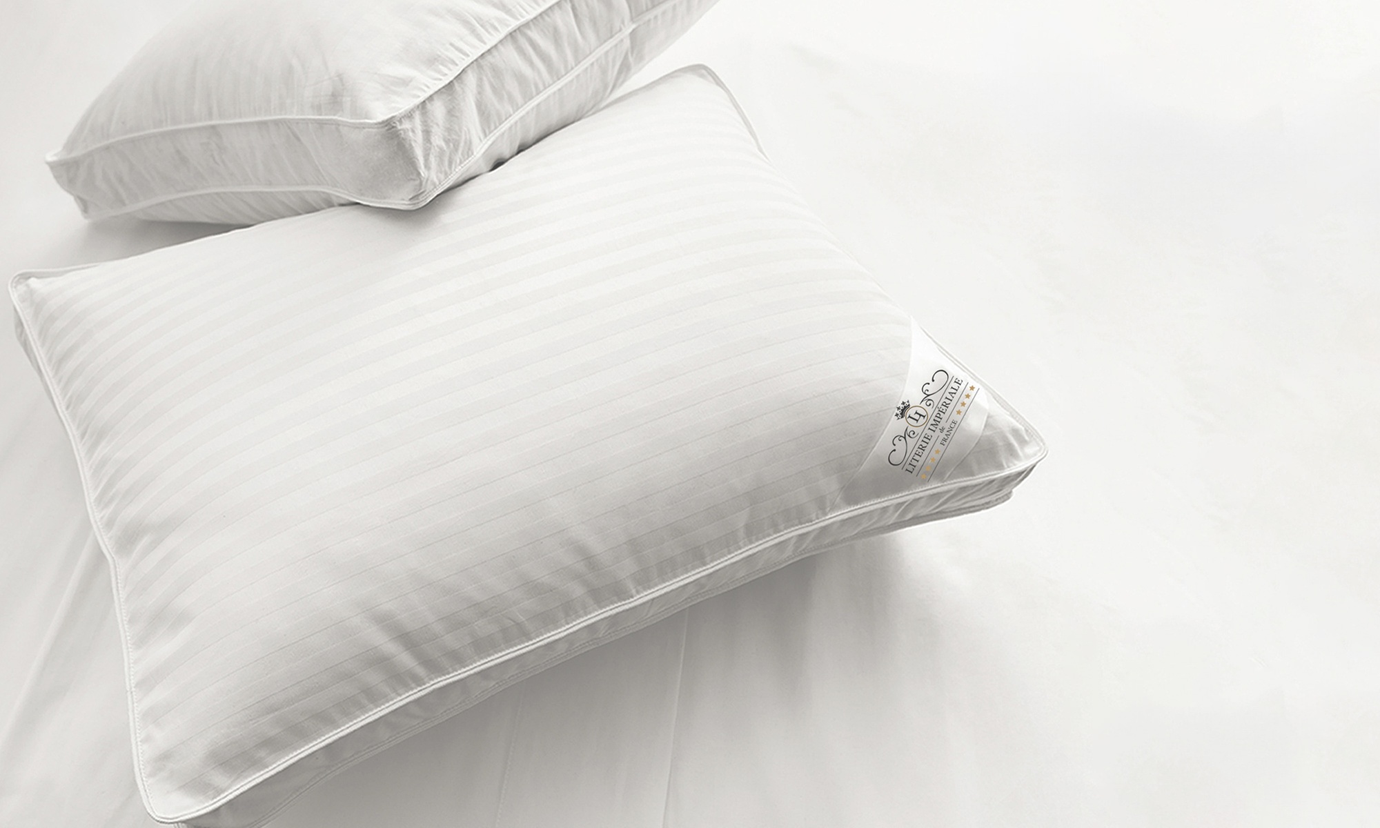 Hasta 4 almohadas de la gama Hôtel de Luxe en microfibra, con doble costura Sampur