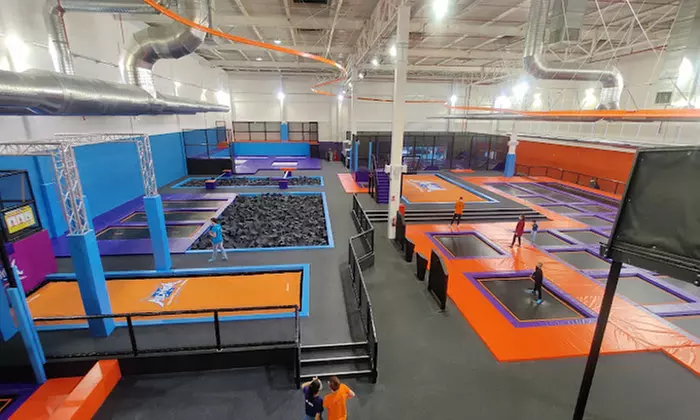 1 hora de acceso a Altitude Trampoline Park