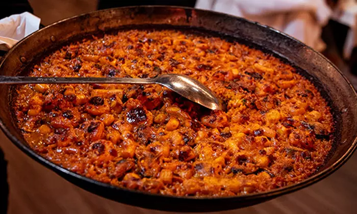 Delicioso menú de arroz de marisco o verdura con 3 entrantes