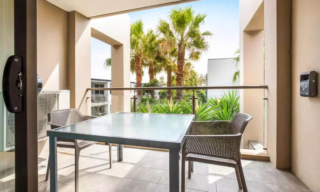 Narrabeen Beach: Studio Suite with Breakfast and Welcome Drinks