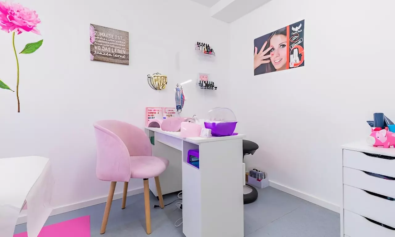 Peeling opt. inkl. Massage, Mani-/Pediküre, Wimpern & Augenbrauen