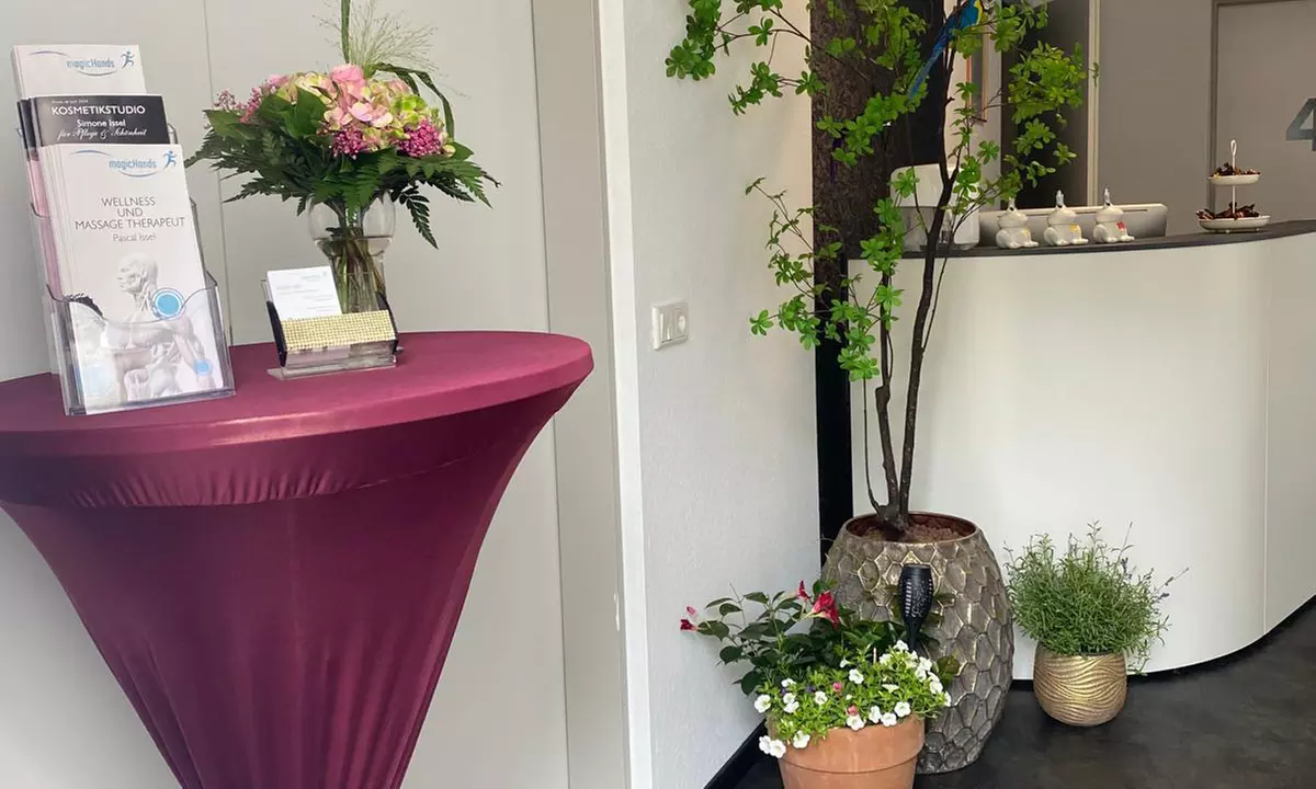 Wellness- / Sport- / Lomi-Lomi- oder Hot-Stone-Massage für 1 Person