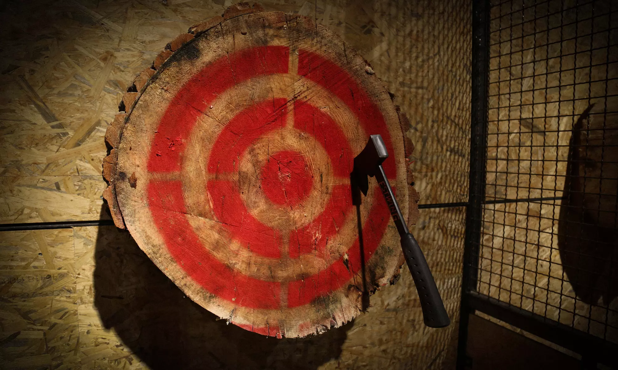 85 Min. Axt-& Messerwerfen auf bis zu 2 Bahnen für bis zu 4 Personen