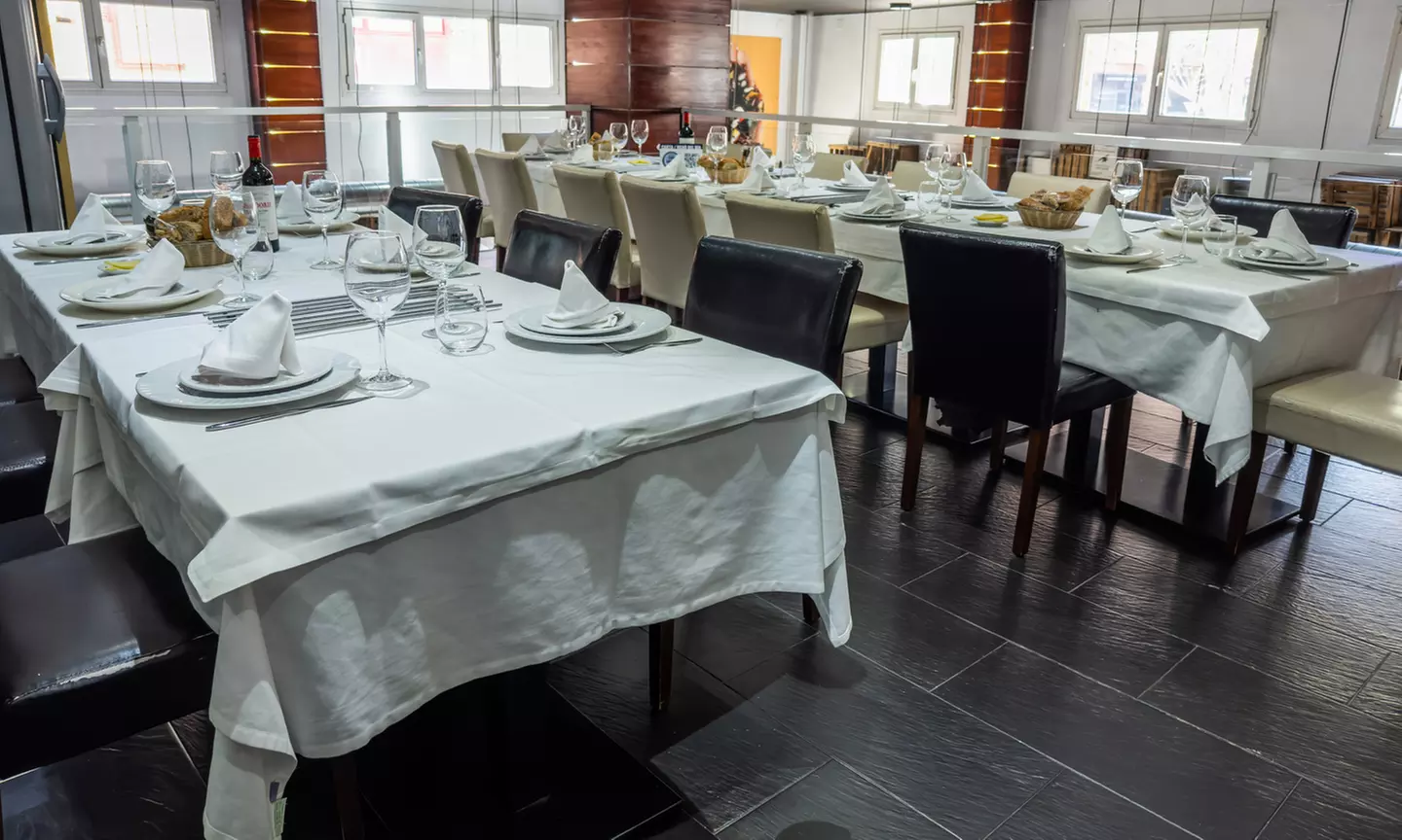 Delicioso menú de arroz de marisco o verdura con 3 entrantes