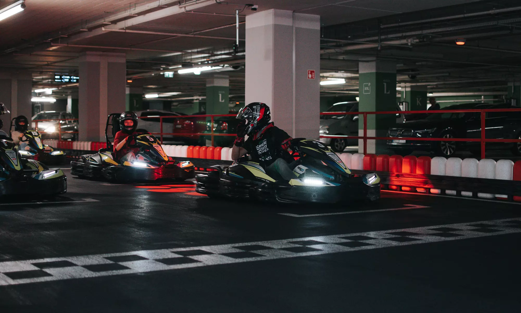 Poczuj adrenalinę na torze kartingowym: przejazdy gokartami