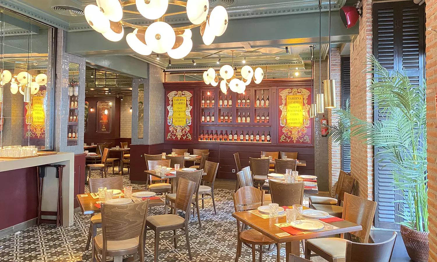 Sabores que cuentan historias: menú mediterráneo con botella de vino